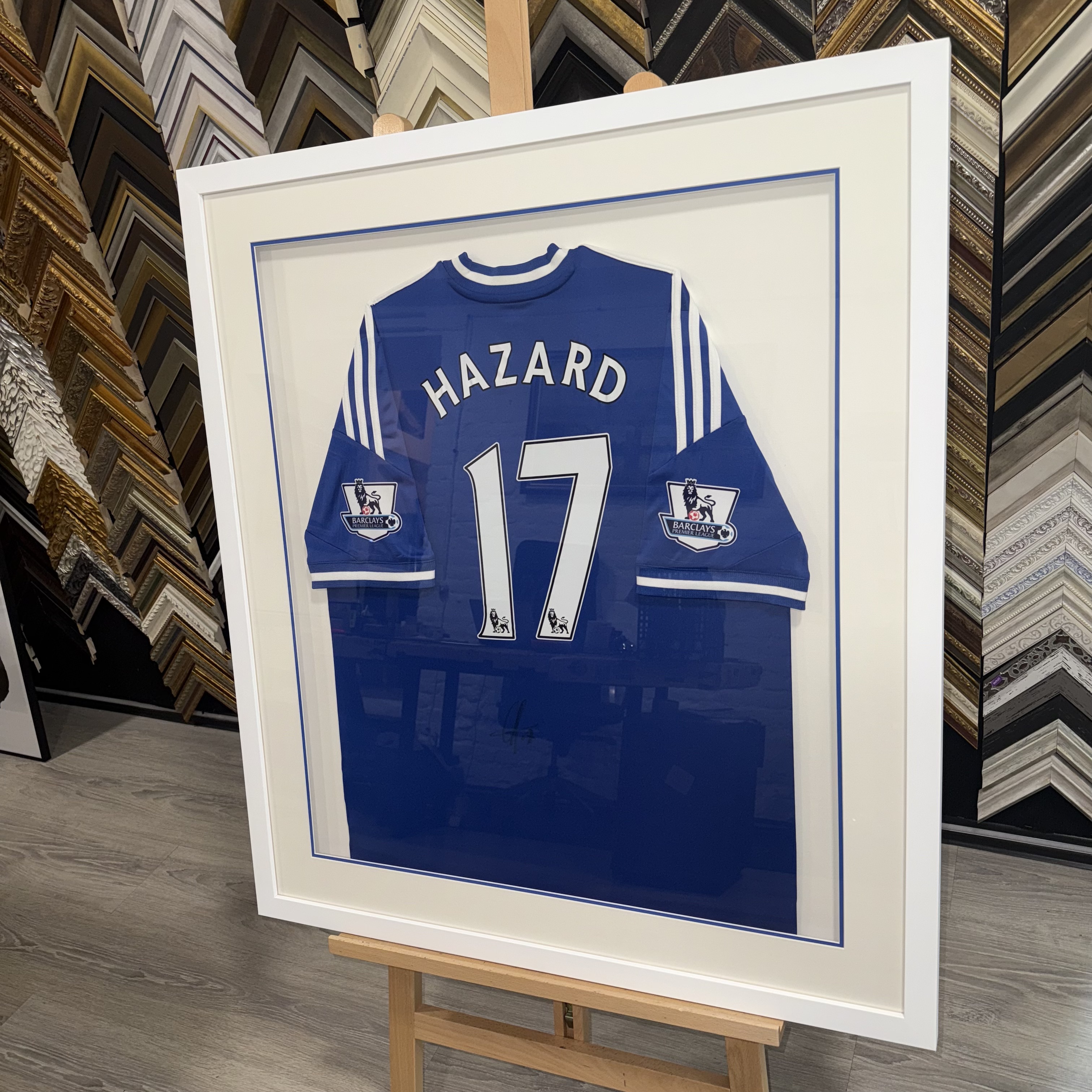 /Оформить футболку в раму Москва Hazard