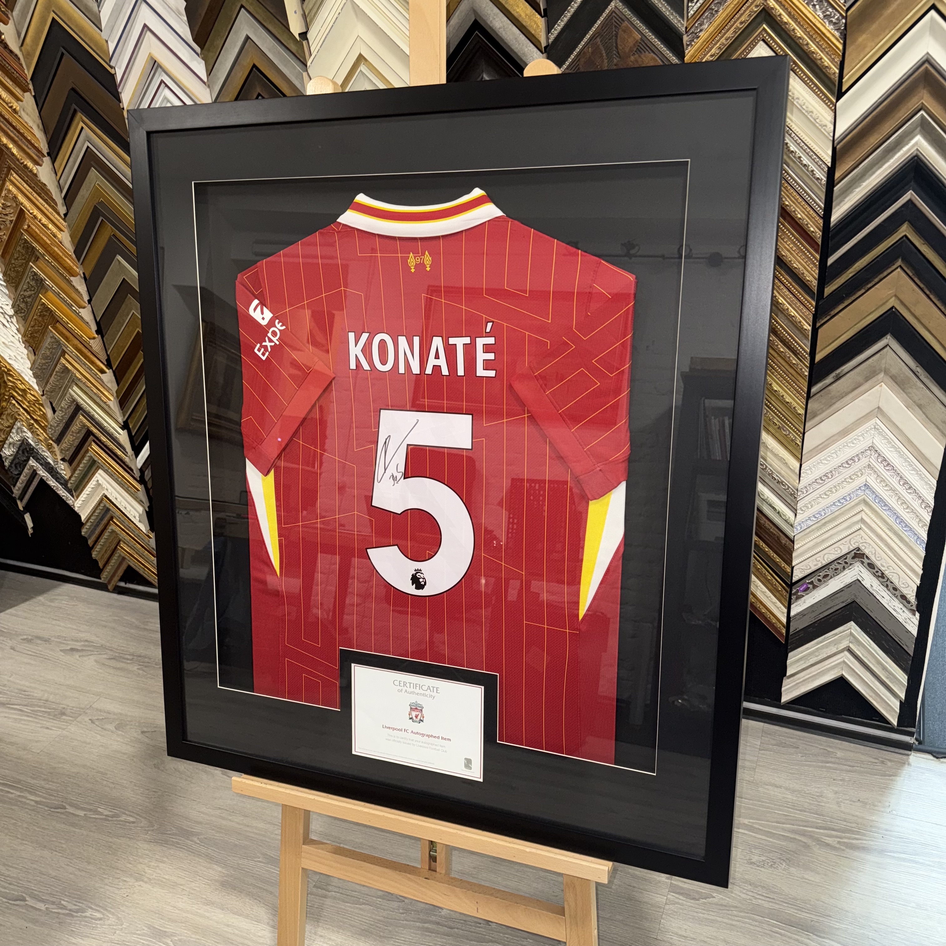 Оформить футболку в раму Москва Konate
