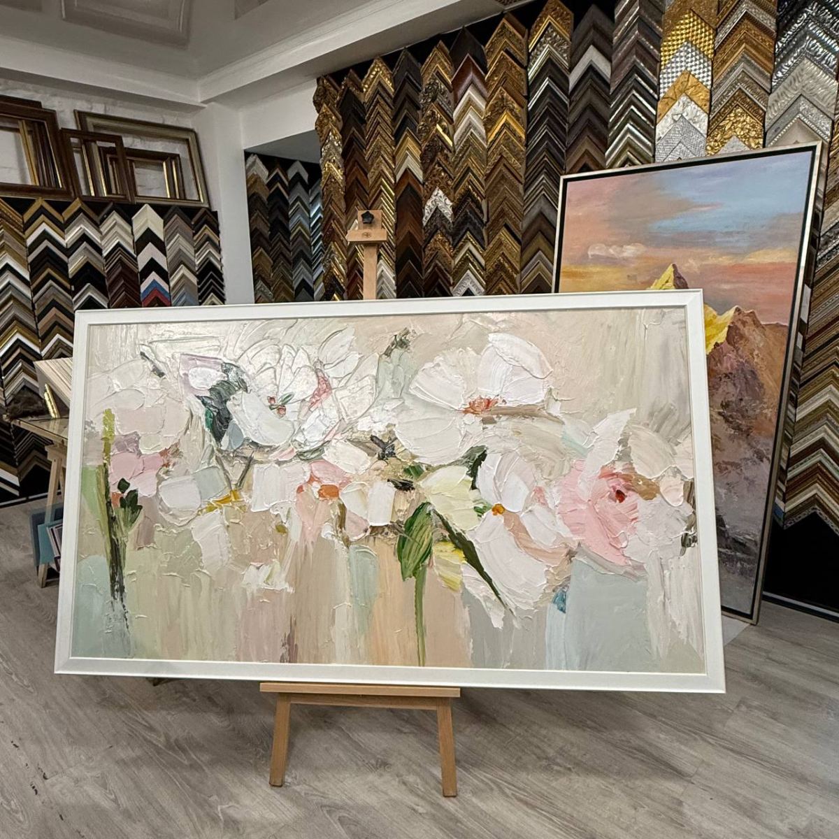 Оформление картин маслом для интерьеров: стиль и статус