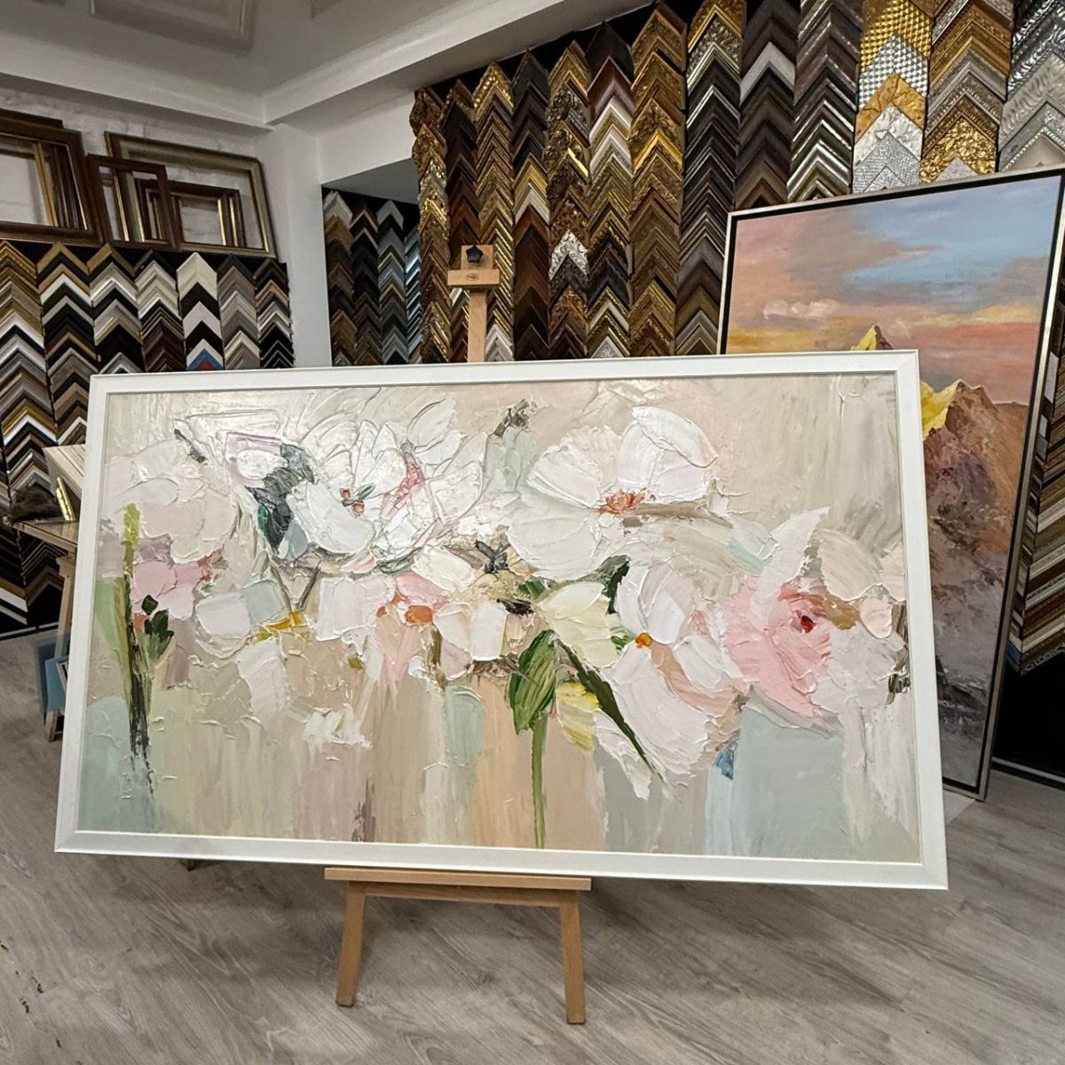 Оформление картин маслом для интерьеров: стиль и статус