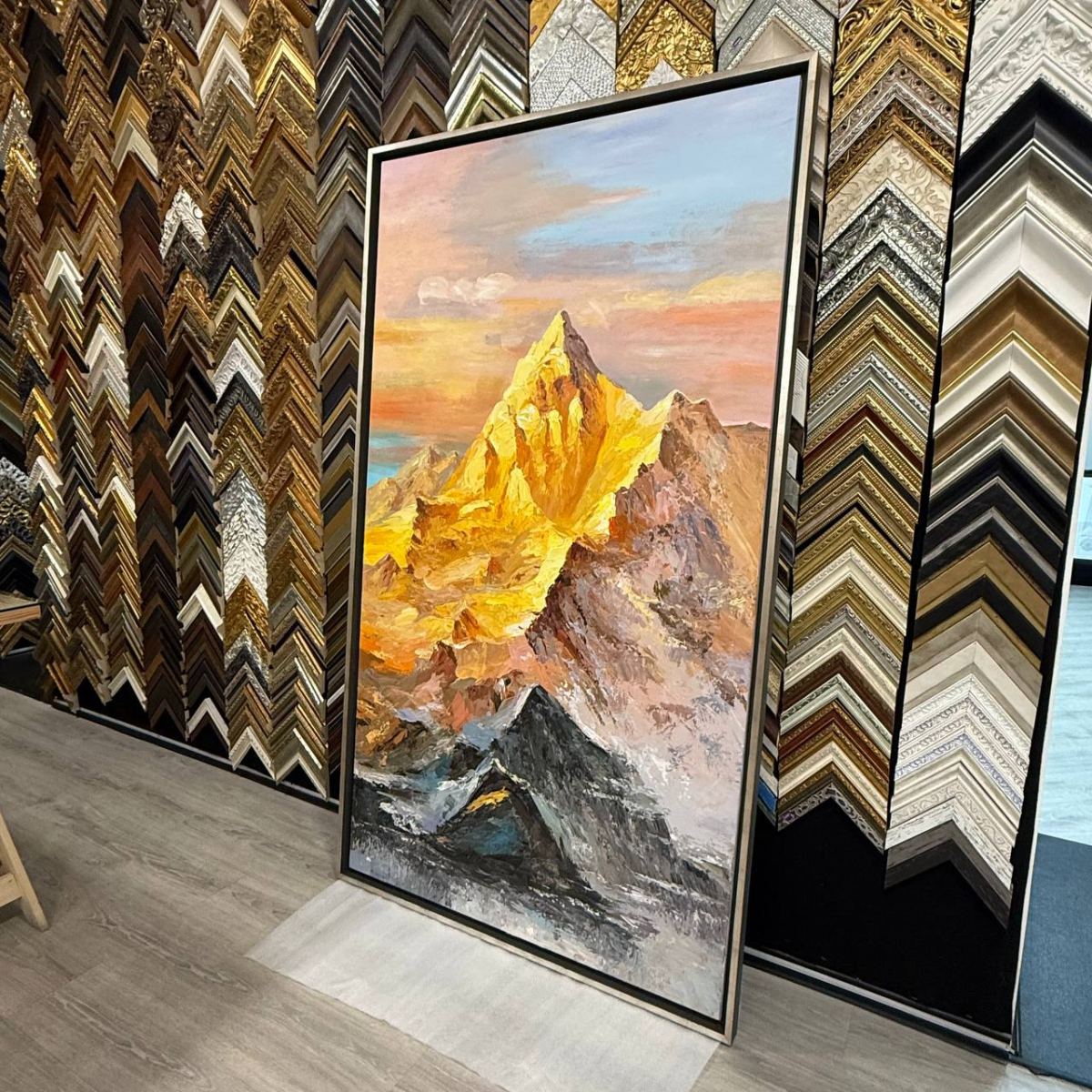 Оформление картин маслом для интерьеров: стиль и статус