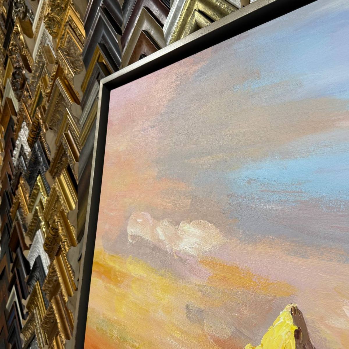 Оформление картин маслом для интерьеров: стиль и статус