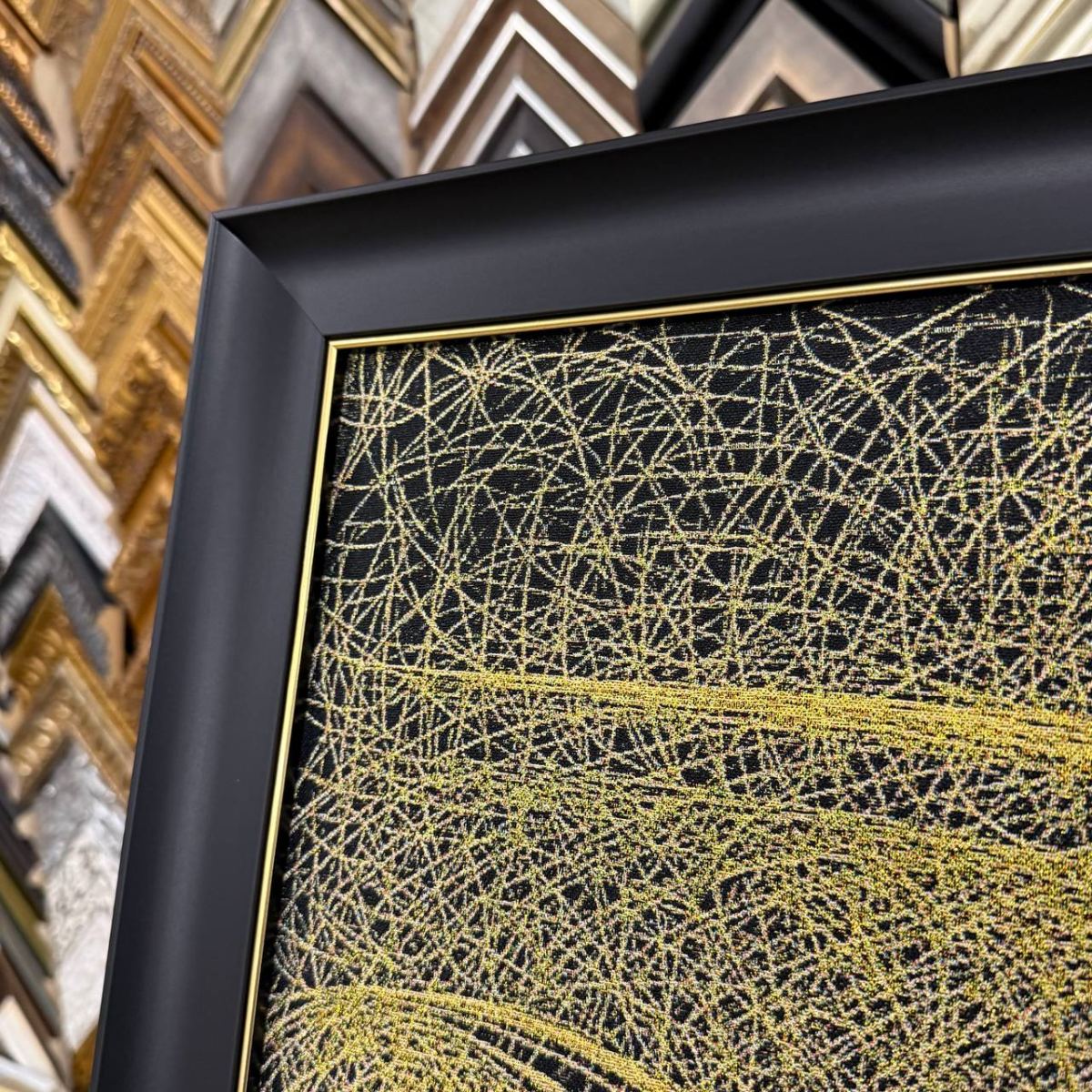 Оформление гобеленов в багет: простота и гармония