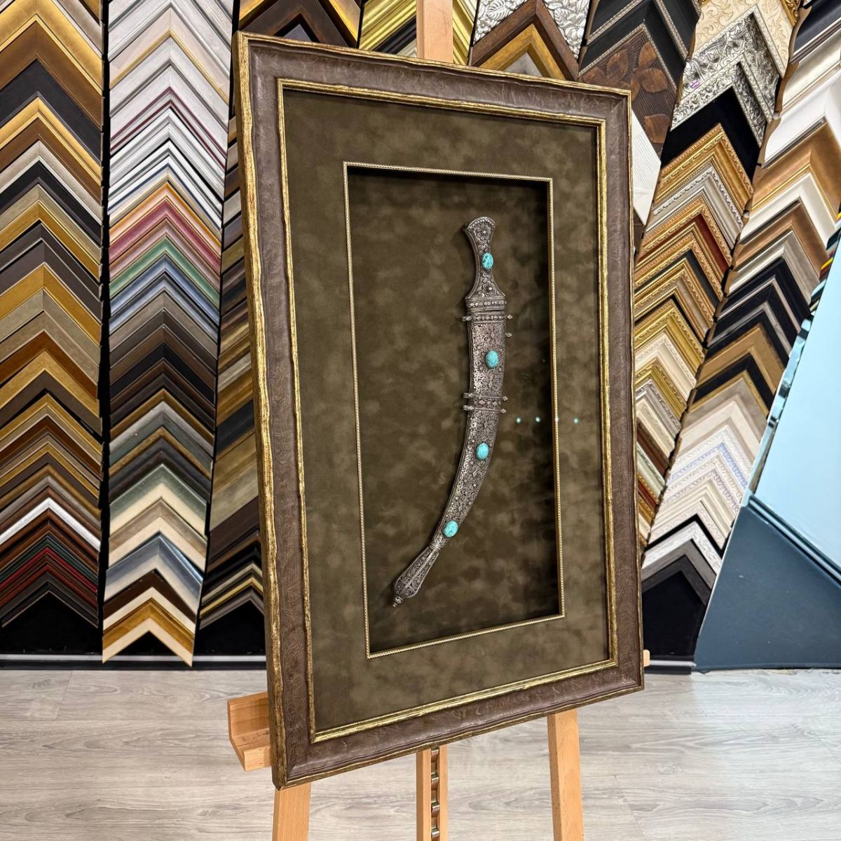 Оформление старинного кинжала Джамбия в багет