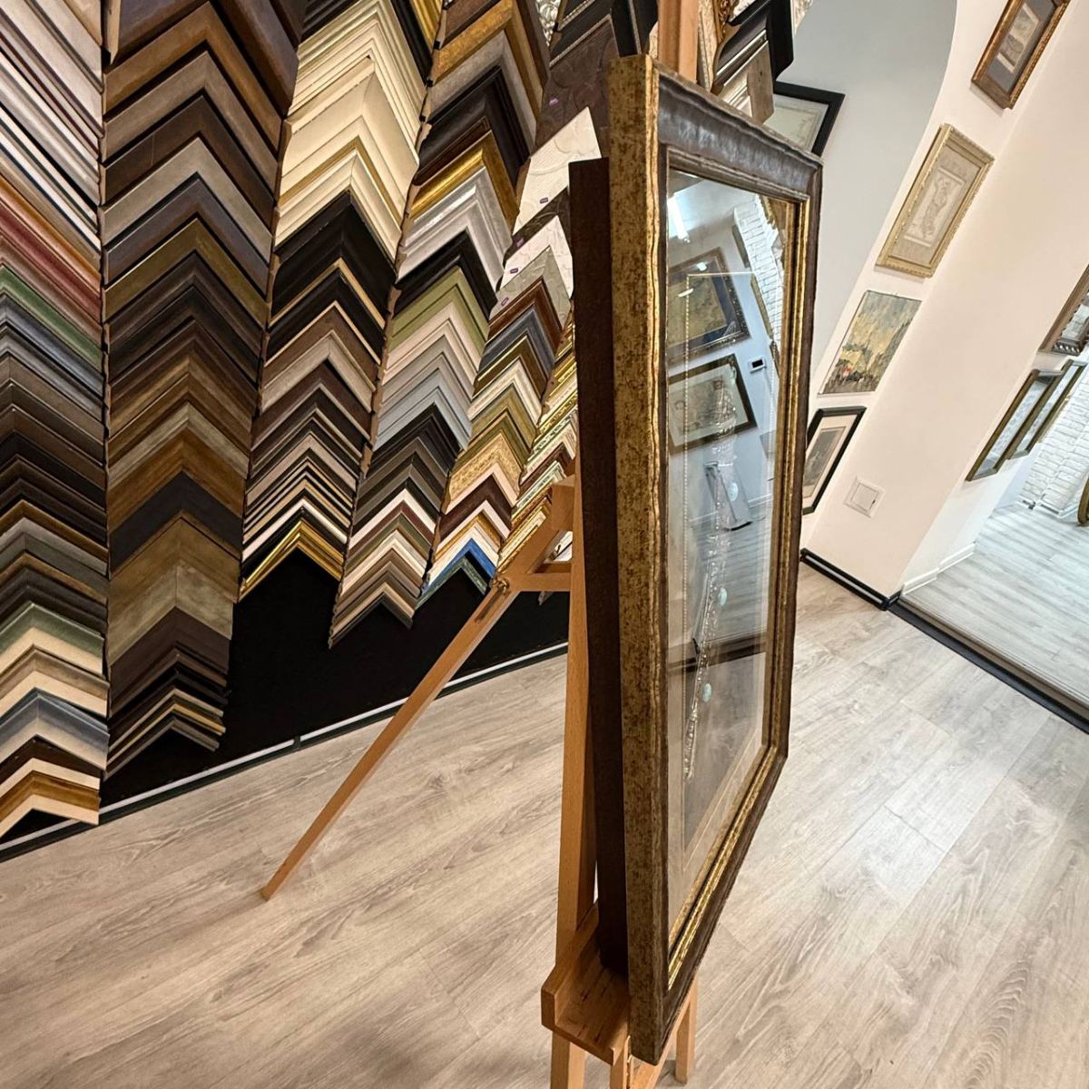 Оформление старинного кинжала Джамбия в багет