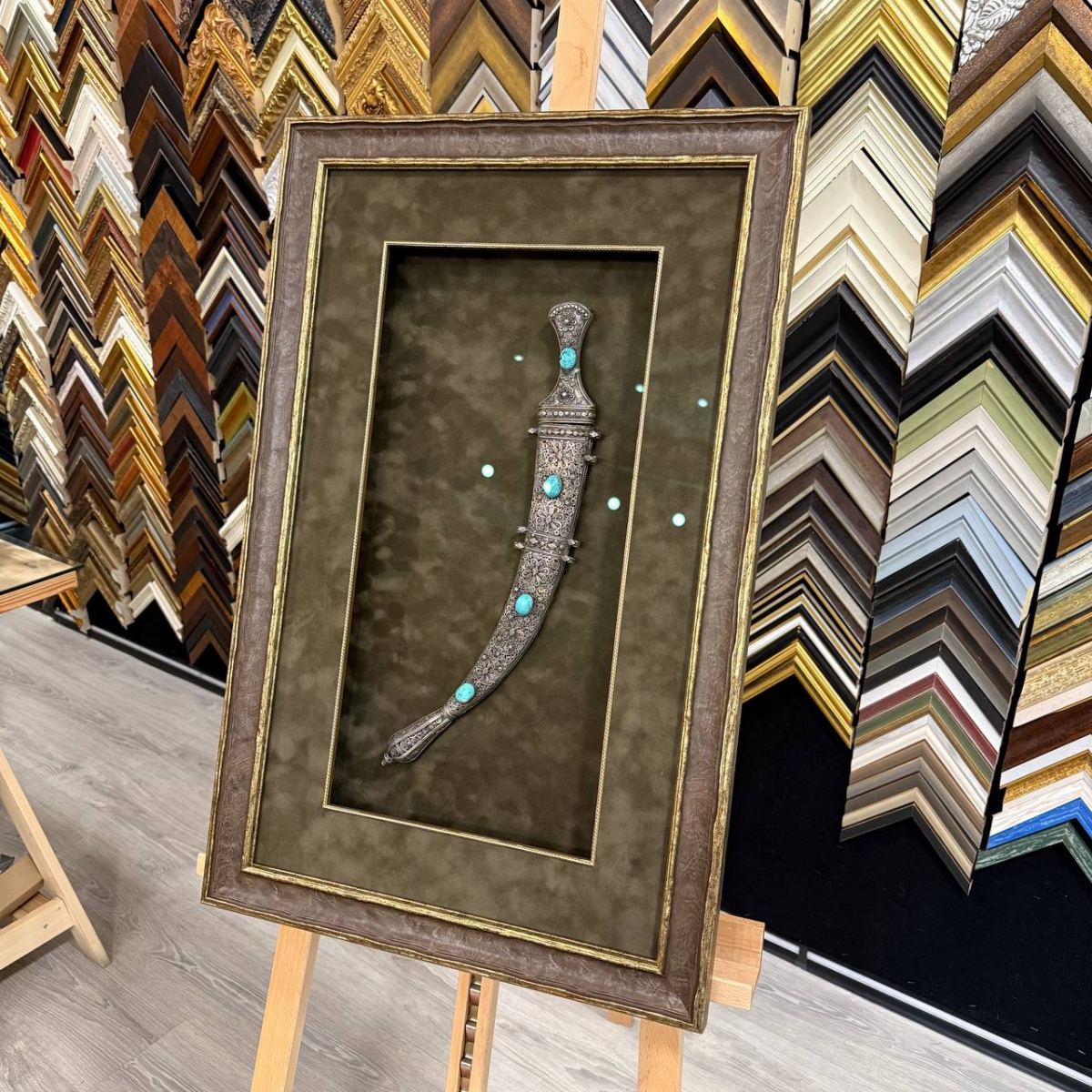 Оформление старинного кинжала Джамбия в багет