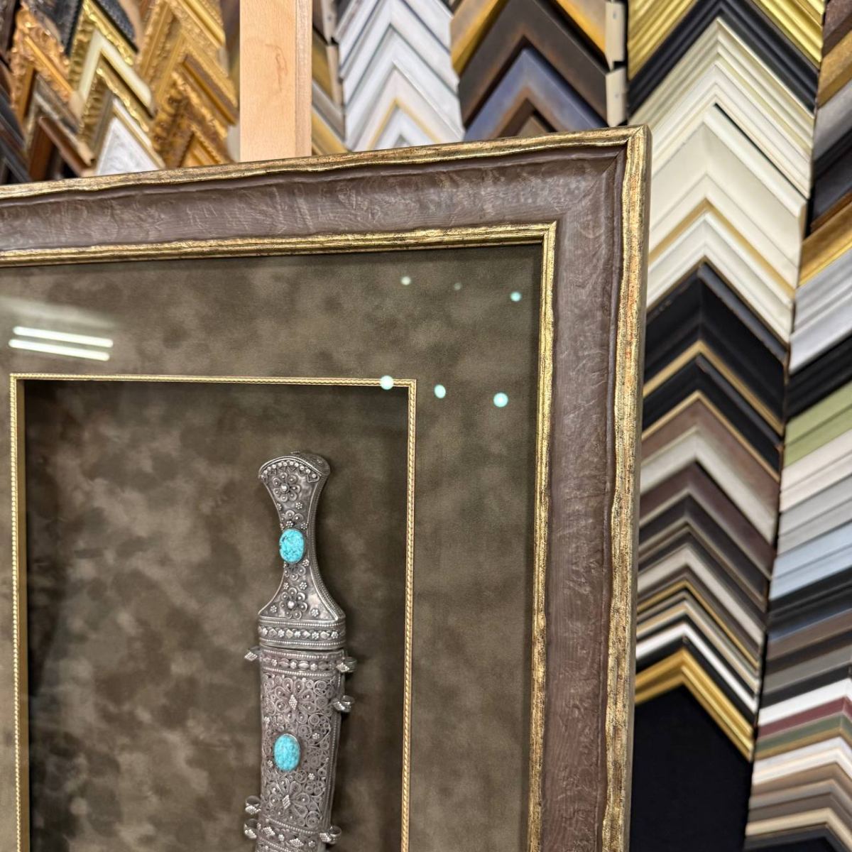 Оформление старинного кинжала Джамбия в багет