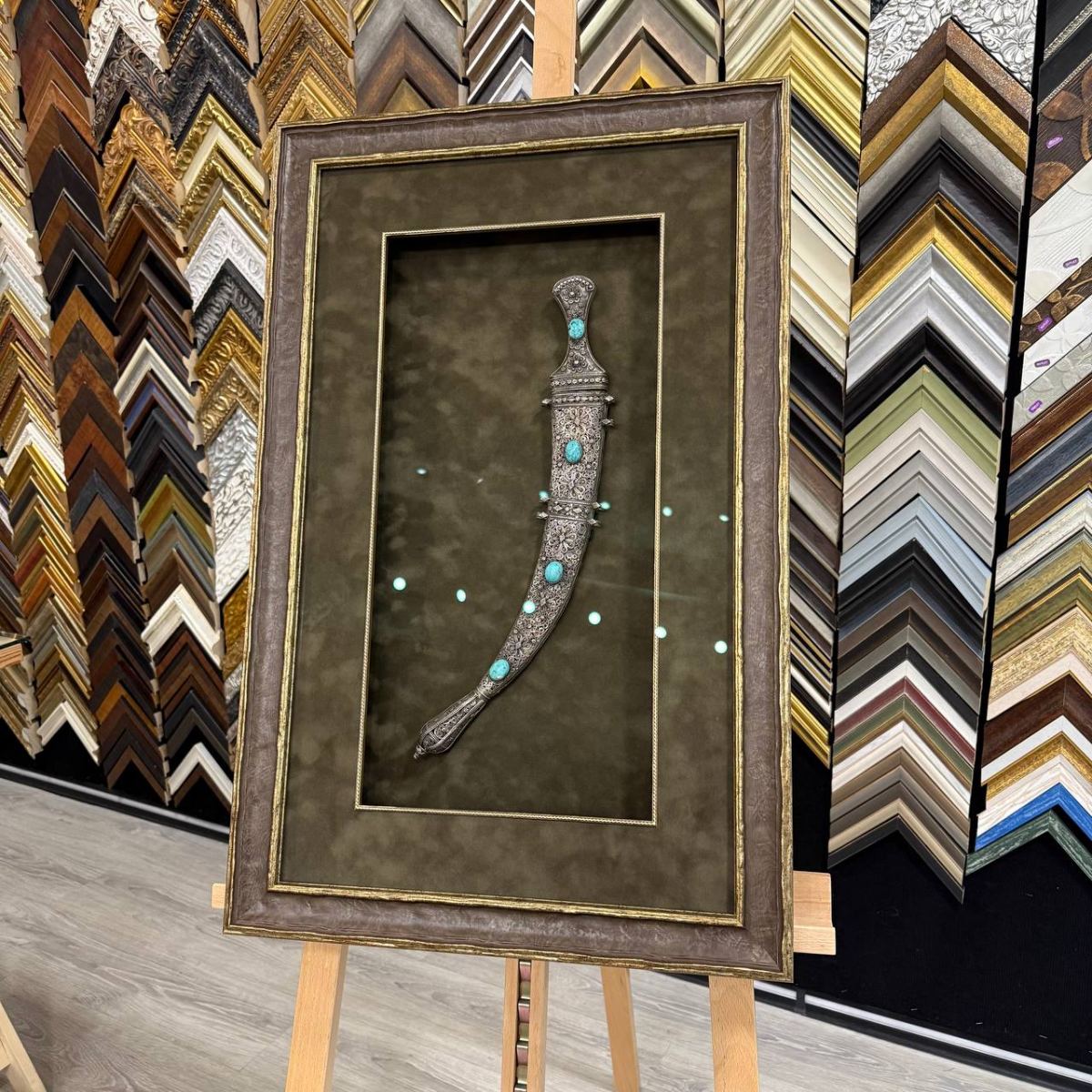Оформление старинного кинжала Джамбия в багет
