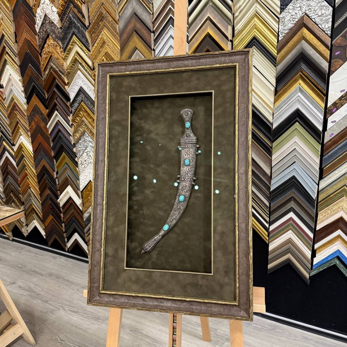 Оформление старинного кинжала Джамбия в багет