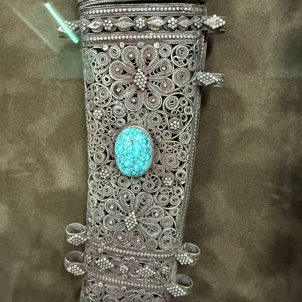 Оформление старинного кинжала Джамбия в багет