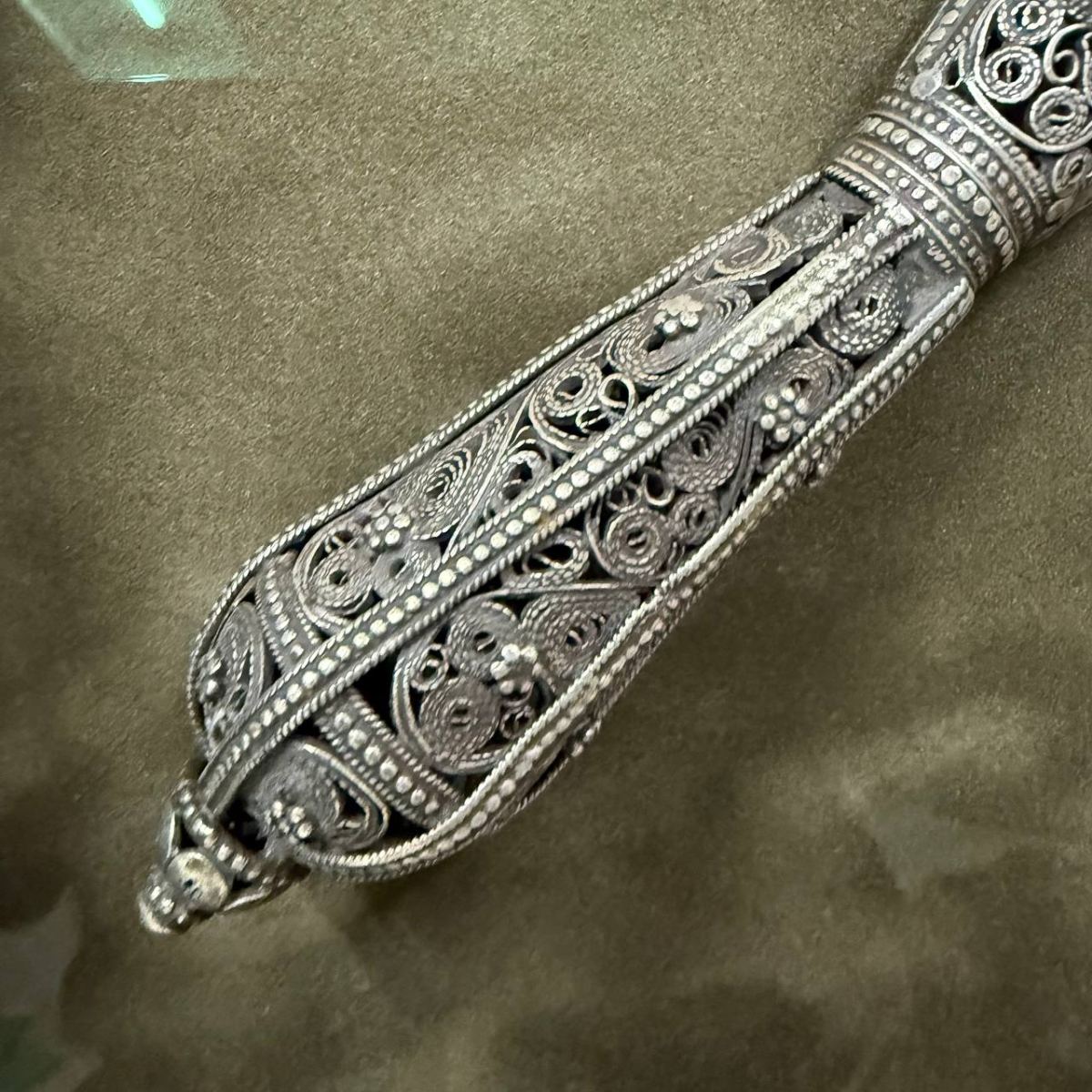 Оформление старинного кинжала Джамбия в багет