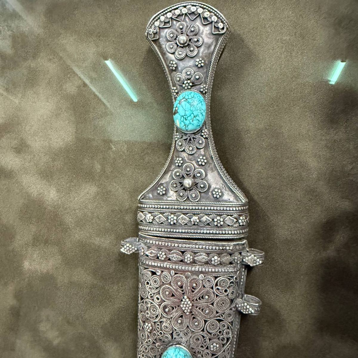 Оформление старинного кинжала Джамбия в багет