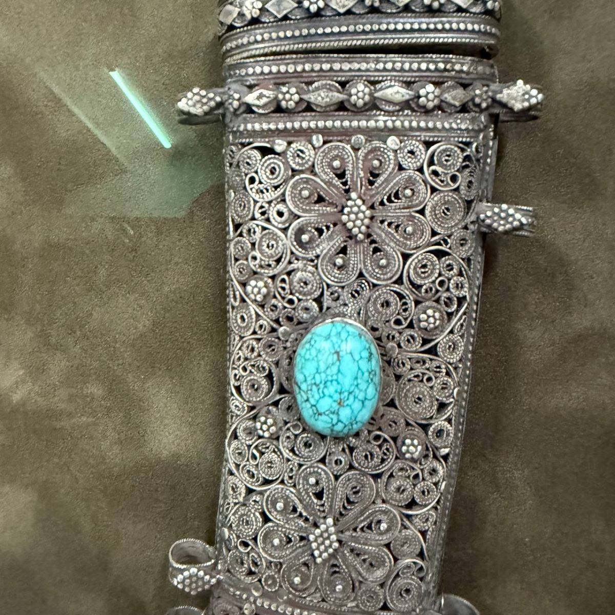 Оформление старинного кинжала Джамбия в багет