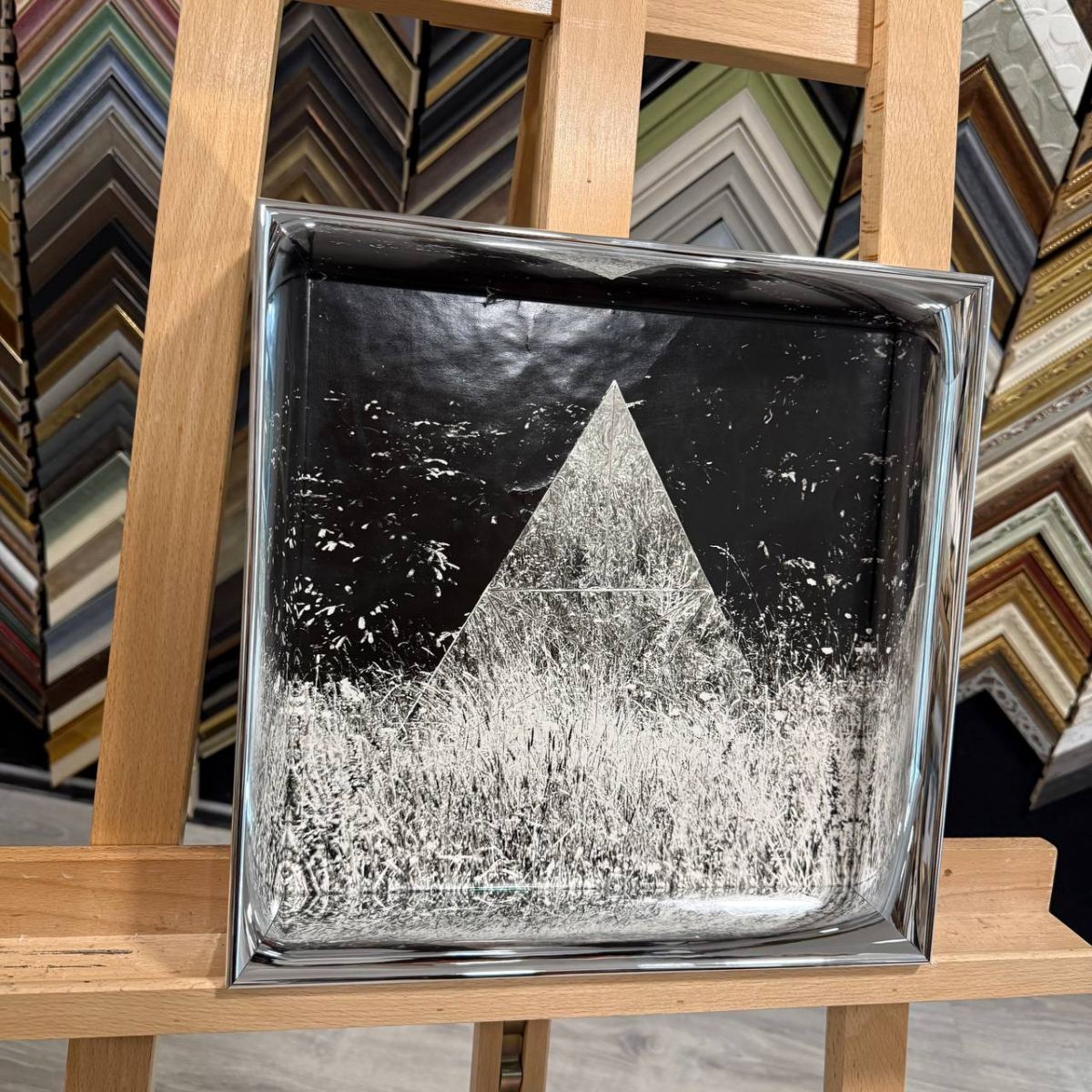 Оформление графики Франциско Инфанте в багет