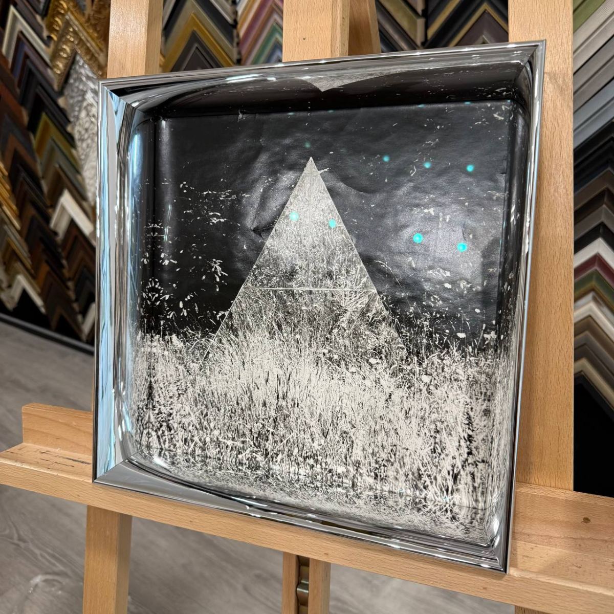 Оформление графики Франциско Инфанте в багет